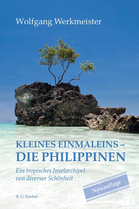 Text: Wolfgang Werkmeister, KLEINES EINMALEINS – DIE PHILIPPINEN, Ein tropisches Inselarchipel von diverser Schönheit.  
Ein Baum wächst auf einem Felsen im klaren Wasser unter blauem Himmel.