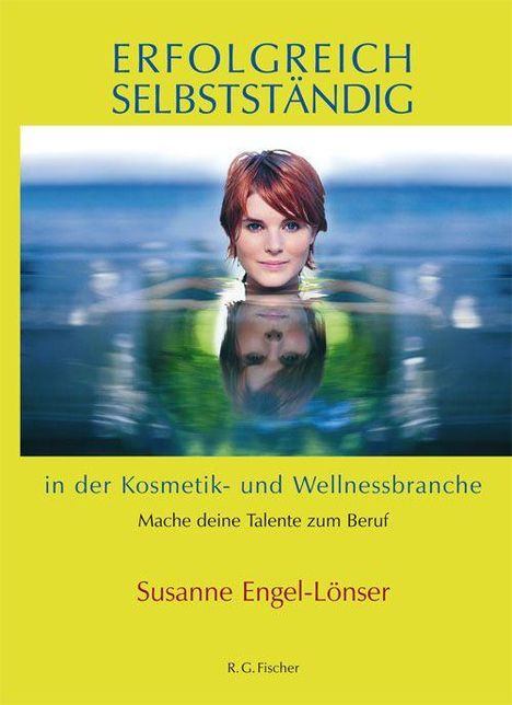 ERFOLGREICH SELBSTSTÄNDIG in der Kosmetik- und Wellnessbranche. Frau schwimmt, schaut direkt in die Kamera.