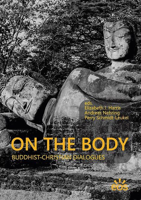 "ON THE BODY: BUDDHIST-CHRISTIAN DIALOGUES" steht vor einer großen, liegenden Buddha-Skulptur in einem Wald.