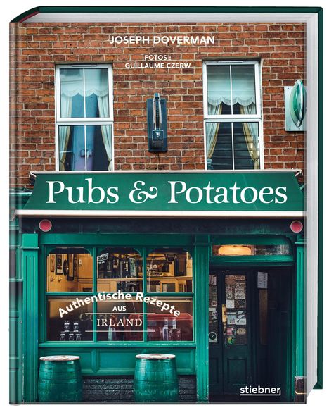 „Pubs & Potatoes“, authentische Rezepte aus Irland. Fassade eines irischen Pubs mit grüner Tür und Fenstern.