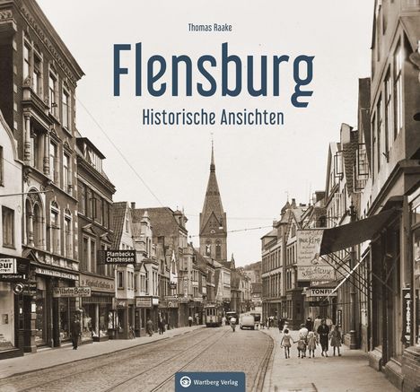 Flensburg: Historische Ansicht einer alten Straße mit Geschäften und einer Kirche im Hintergrund, voller Menschen und Schilder.