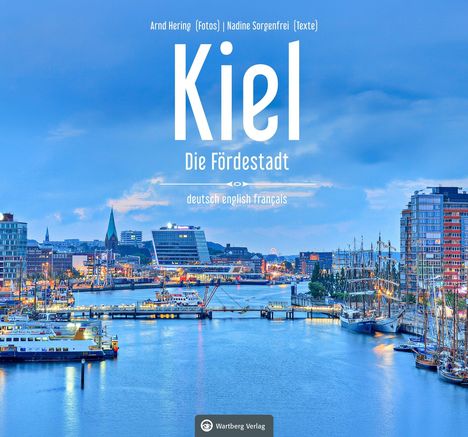 Titel "Kiel - Die Fördestadt" in großen Buchstaben. Ansicht eines Hafens mit Booten und Gebäuden im Hintergrund.