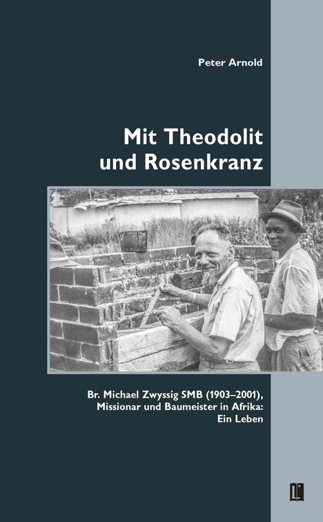 „Mit Theodolit und Rosenkranz“ von Peter Arnold. Zwei Männer mauern eine Wand, einer mit Hut, beide lächeln.