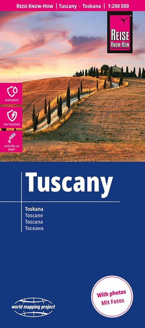„Tuscany“ in großer Schrift, darunter verschiedene Übersetzungen. Landschaft mit Zypressen und einem geschwungenen Weg.
