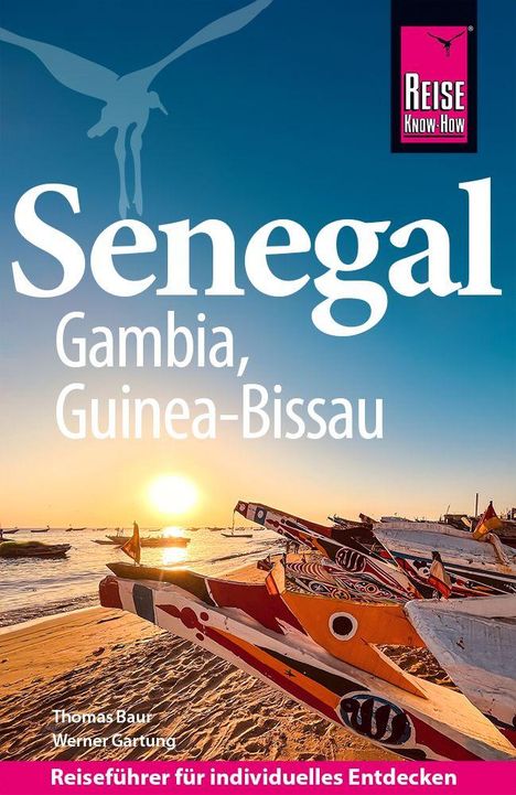 "Senegal, Gambia, Guinea-Bissau. Thomas Baur, Werner Gartung. Reiseführer für individuelles Entdecken."zeigt bemalte Boote am Strand bei Sonnenuntergang.