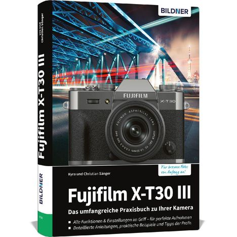 „Fujifilm X-T30 III“ Praxisbuch mit Kameraabbildung, blauem Brückendesign und nächtlichem Stadtbild im Hintergrund.