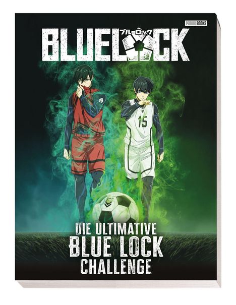 "Die ultimative Blue Lock Challenge" in großen Buchstaben. Zwei Figuren in Fußballkleidung, Rauch und ein Fußball im Vordergrund.