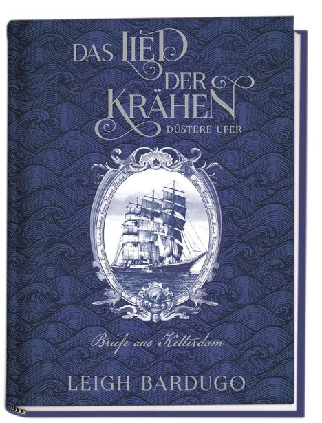 "Das Lied der Krähen" oben. "Düstere Ufer" darunter. "Briefe aus Ketterdam" mittig. "Leigh Bardugo" unten. Schiff in ovalem Rahmen.
