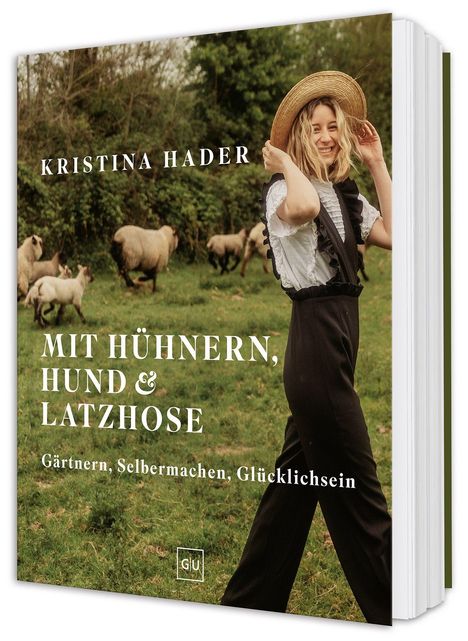 "Kristina Hader, Mit Hühnern, Hund & Latzhose, Gärtnern, Selbermachen, Glücklichsein." Frau mit Strohhut, Schafe im Hintergrund.