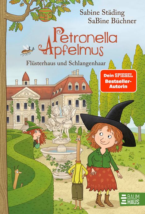 „Petronella Apfelmus. Flüsterhaus und Schlangenhaar.“ Leute in einem Garten vor einem großen Haus.