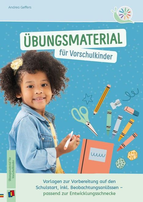 "Übungsmaterial für Vorschulkinder", fröhliches Kind mit Buntstiften, Schere und Notizbuch auf blauem Hintergrund.