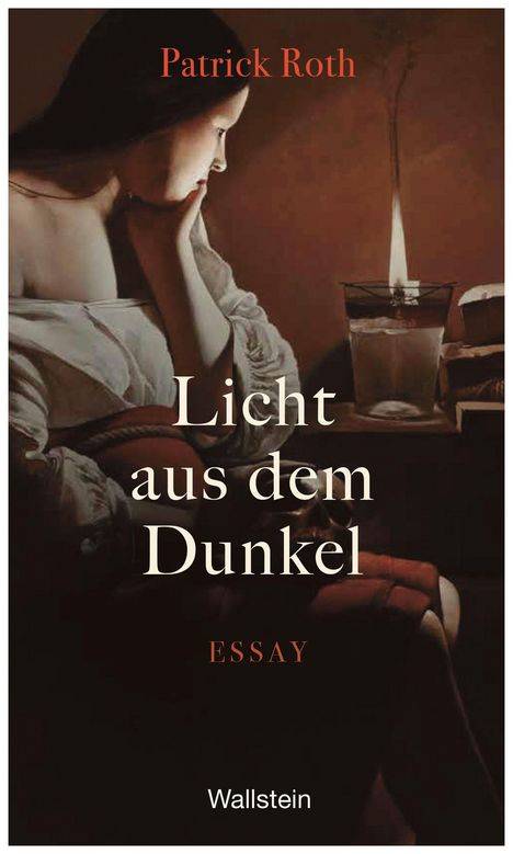 "Licht aus dem Dunkel. Patrick Roth. Essay. Wallstein." Frau in weißem Kleid sitzt im Kerzenschein.