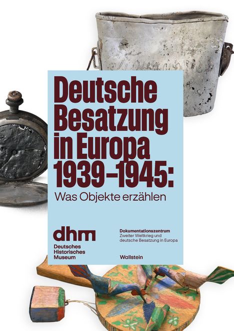 "Deutsche Besatzung in Europa 1939-1945: Was Objekte erzählen" mit Museumsliste. Historische Objekte im Hintergrund.