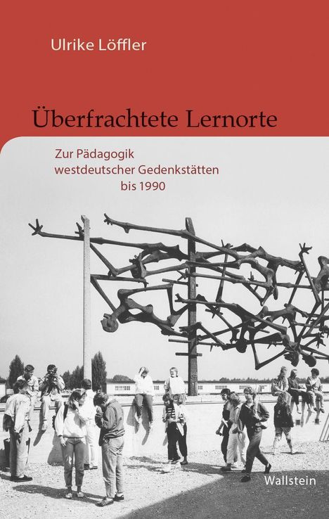 Ulrike Löffler: "Überfrachtete Lernorte. Zur Pädagogik westdeutscher Gedenkstätten bis 1990." Menschen vor Skulptur.