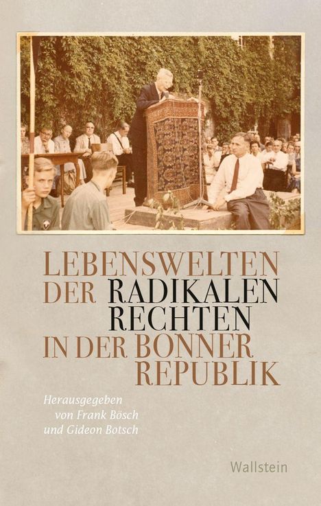 "Lebenswelten der radikalen Rechten in der Bonner Republik" von Frank Bösch und Gideon Botsch. Historisches Foto: Rede im Freien.