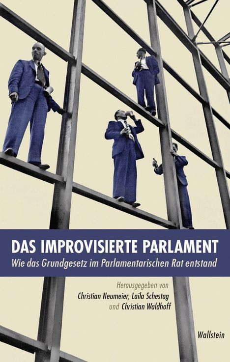 "Das Improvisierte Parlament" oben, verkleinerte Männer in Anzügen stehen auf Balken einer Stahlkonstruktion.