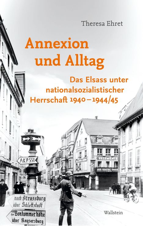 Buchtitel: "Annexion und Alltag" von Theresa Ehret. Schwarz-Weiß-Foto einer Straßenszene mit Soldat und Wegweiser.