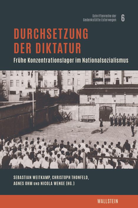 "DURCHSETZUNG DER DIKTATUR. Foto zeigt Menschen auf einem Hof, umgeben von Gebäuden. Buchcover-Design."