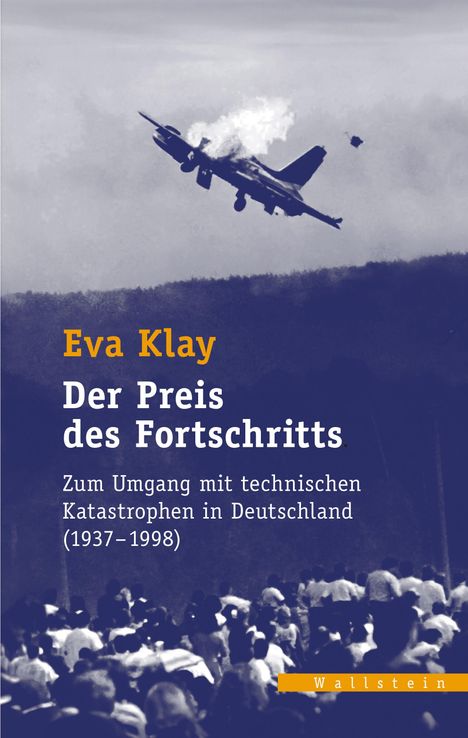„Eva Klay: Der Preis des Fortschritts.“ Flugzeug im Sturzflug, Menschenmenge im Hintergrund.