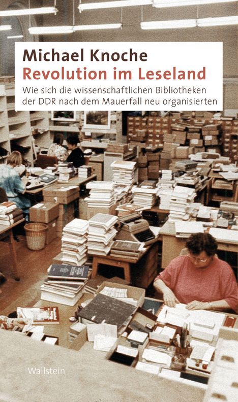 Text: "Michael Knoche, Revolution im Leseland. Wallstein." SZene einer überfüllten Bibliothek voller Bücher und Papierchaos.