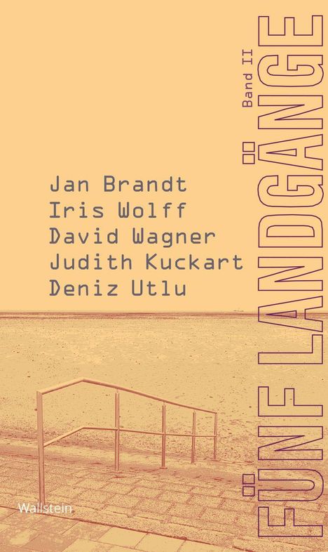 Band II, FÜNF LANDGÄNGE. Jan Brandt, Iris Wolff, David Wagner, Judith Kuckart, Deniz Utlu. Sandige Fläche, Geländer.