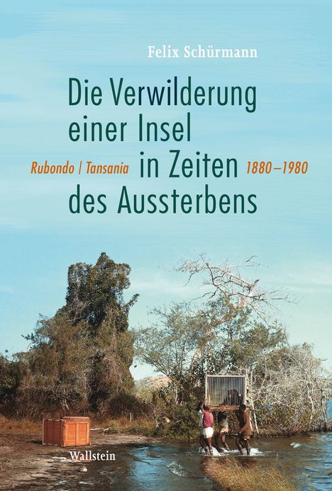 "Die Verwilderung einer Insel in Zeiten des Aussterbens". Männer tragen einen Käfig durchs Wasser; Bäume im Hintergrund.
