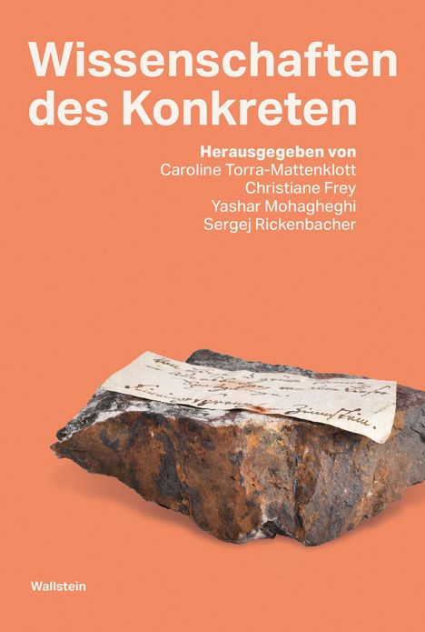 "Wissenschaften des Konkreten". Herausgegeben von Caroline Torra-Mattenklott, Christiane Frey, Yashar Mohagheghi, Sergej Rickenbacher. Eine alte Notiz liegt auf einem dunklen Stein auf orangefarbenem Hintergrund.