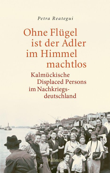 "Petra Reategui: Ohne Flügel ist der Adler im Himmel machtlos. Kalmückische Displaced Persons im Nachkriegsdeutschland." Im Hintergrund eine historische Aufnahme von Menschen an einem Flussufer.