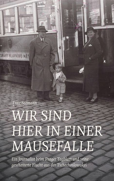 Text: “WIR SIND HIER IN EINER MAUSEFALLE.” Unklarer Schwarz-Weiß-Hintergrund mit drei Personen und Straßenbahn.