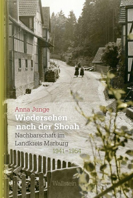Titel: Wiedersehen nach der Shoah. Historische Dorfstraße mit Fachwerkhäusern, zwei Personen gehen eine Straße entlang.