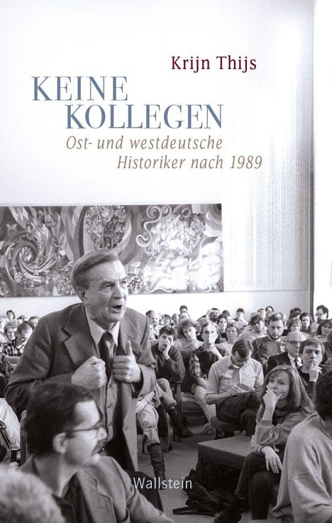 „KEINE KOLLEGEN: Ost- und westdeutsche Historiker nach 1989“ von Krijn Thijs. Schwarz-weiß Foto einer Konferenz.