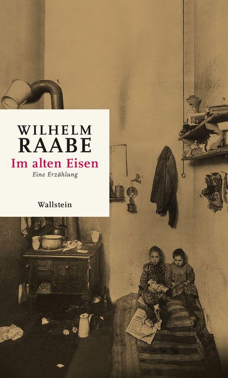 „Wilhelm Raabe, Im alten Eisen, Eine Erzählung, Wallstein“. Zwei Kinder sitzen in einem spärlich ausgestatteten Raum.