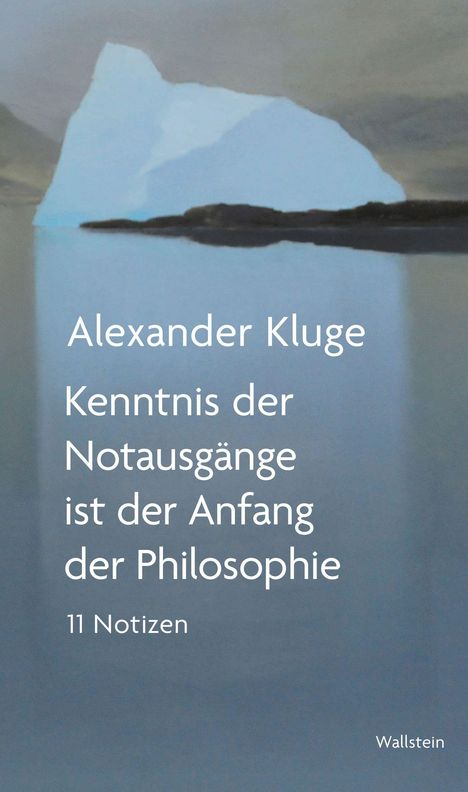 "Alexander Kluge, Kenntnis der Notausgänge ist der Anfang der Philosophie, 11 Notizen," über einem Eisberg im Wasser.