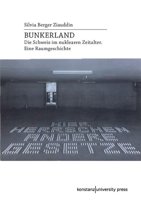 Titel: BUNKERLAND - Die Schweiz im nuklearen Zeitalter. Eine Raumgeschichte. Dunkler Raum mit der Schrift "HIER HERRSCHEN ANDERE GESETZE."
