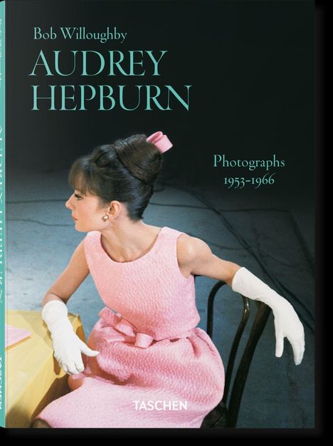 "Bob Willoughby, Audrey Hepburn, Photographs 1953-1966, TASCHEN." Eine Frau in rosa Kleid und weißen Handschuhen, seitlich sitzend.
