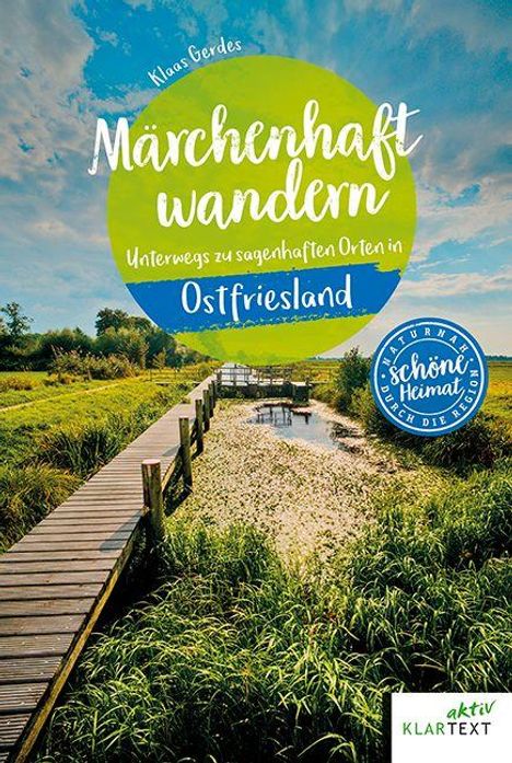"Märchenhaft wandern: Unterwegs zu sagenhaften Orten in Ostfriesland." Holzsteg über Schilf in einer grünen Landschaft.