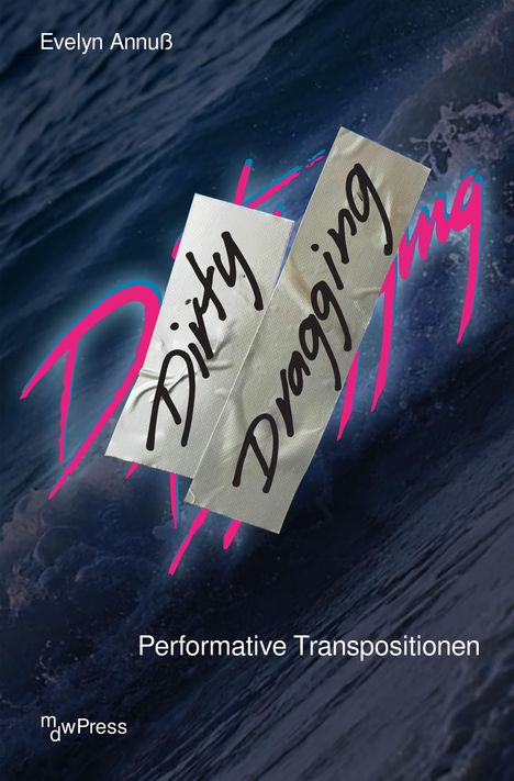 Text: "Dirty Dragging", "Performative Transpositionen", "Evelyn Annuß", "mdwPress". Im Hintergrund das Meer.