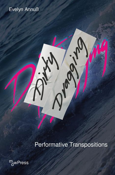 „Dirty Dragging“, „Performative Transpositions“ und „Evelyn Annuß“ stehen vor einem stürmischen Meeresbild.