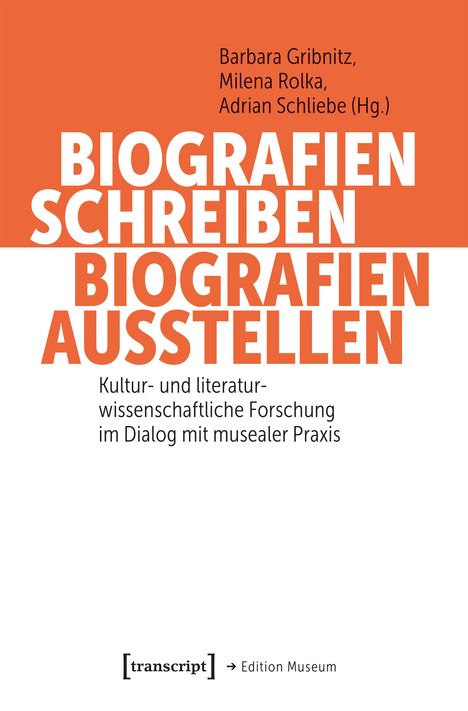 Großer Text: "BIOGRAFIEN SCHREIBEN BIOGRAFIEN AUSSTELLEN". Namen: Barbara Gribnitz, Milena Rolka, Adrian Schliebe.