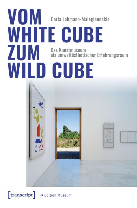 VOM WHITE CUBE ZUM WILD CUBE. Helle Galerie mit Kunstwerken und Blick auf die Natur durch eine offene Tür.