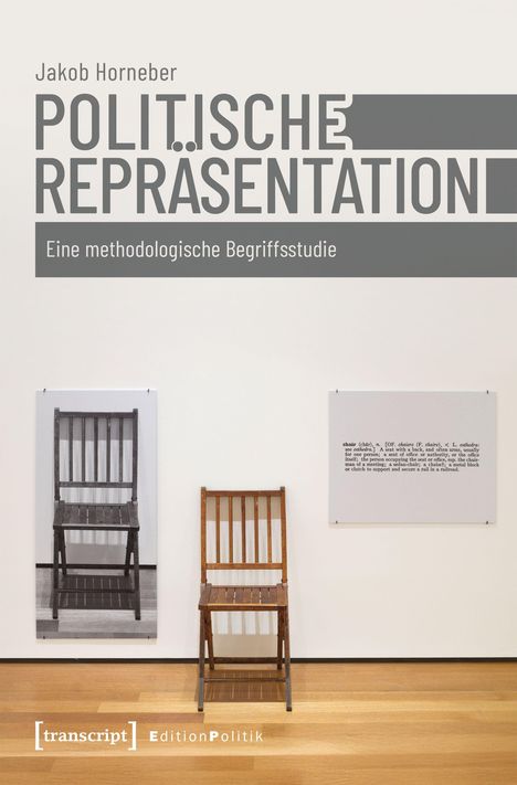 "POLITISCHE REPRÄSENTATION" von Jakob Horneber; ein Stuhl vor einem Gemälde mit Stuhl. Holzfußboden, Galerie-Atmosphäre.