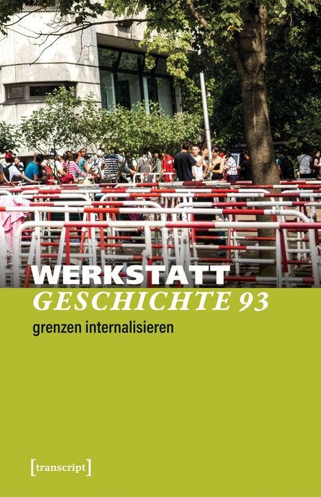 Titel: "WERKSTATT GESCHICHTE 93: grenzen internalisieren". Menschen bei einer Veranstaltung vor einem modernen Gebäude.
