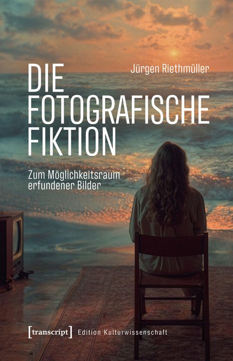 „DIE FOTOGRAFISCHE FIKTION“, Jürgen Riethmüller, Frau von hinten sieht Sonnenuntergang am Meer, Fernseher links.