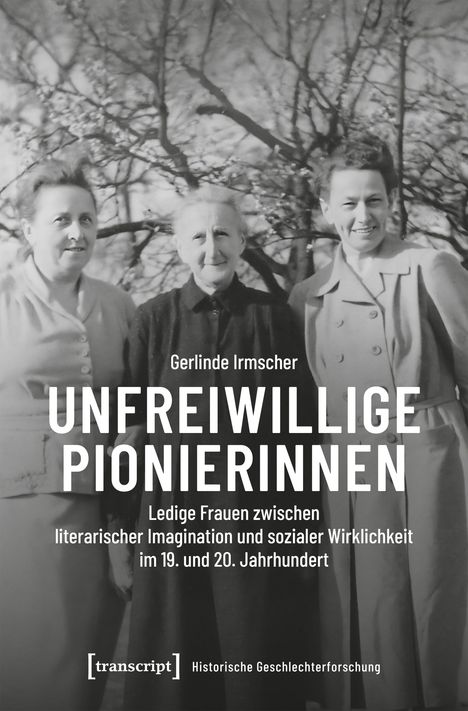 Gerlinde Irmscher, UNFREIWILLIGE PIONIERINNEN. Drei Frauen vor blühendem Baum, historische Fotografie.