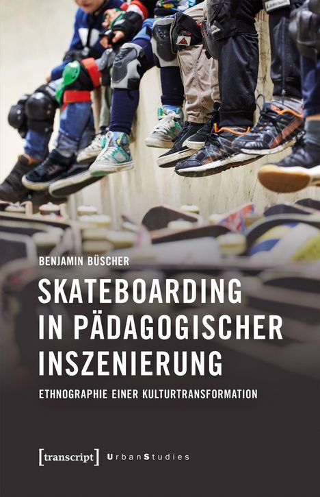 „Skateboarding in pädagogischer Inszenierung“ von Benjamin Büscher. Kinderbeine mit Schutzausrüstung auf Skateboards.