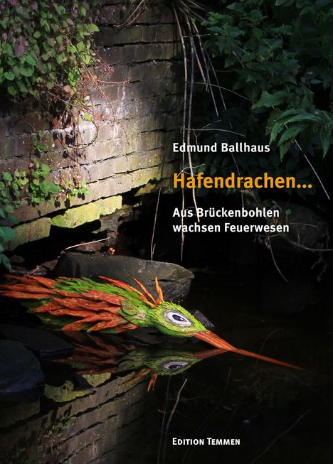 Edmund Ballhaus. Hafendrachen... Aus Brückenbohlen wachsen Feuerwesen. Ein buntes Drachenkopfkunstwerk im Wasser.