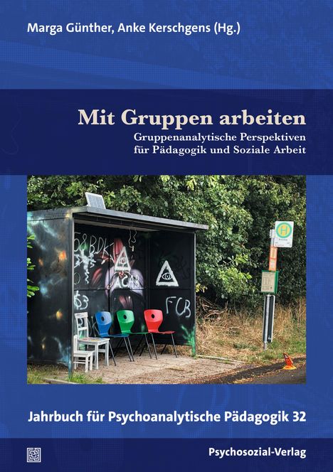 Cover eines Buches mit Titel „Mit Gruppen arbeiten”, Graffiti geschmückter Wartehäuschen mit bunten Stühlen im Vordergrund.