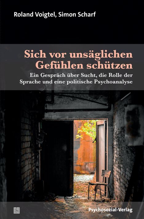 "Sich vor unsäglichen Gefühlen schützen" von Roland Voigtel, Simon Scharf. Ein verlassener Flur mit einem Stuhl, Pflanzen draußen.