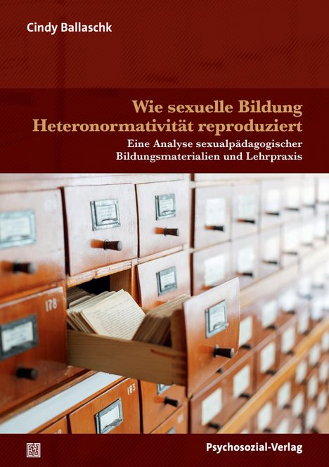 Titel: "Wie sexuelle Bildung Heteronormativität reproduziert". Bild: Geöffnete hölzerne Karteikartenschublade.