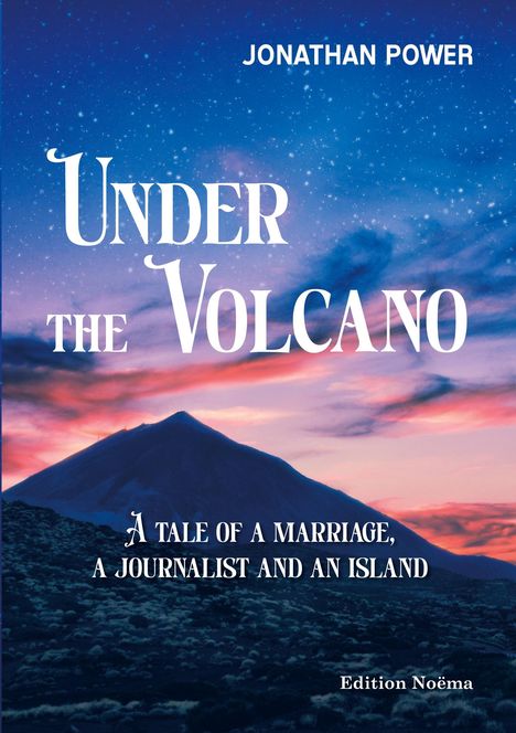 Text oben: "JONATHAN POWER". 
Großer Schriftzug: "UNDER THE VOLCANO". 
Untertitel: "A TALE OF A MARRIAGE, A JOURNALIST AND AN ISLAND". 
Verlag: "Edition Noéma". 
Hintergrund: Vulkanlandschaft bei Sonnenuntergang.